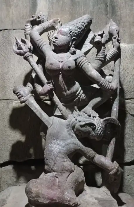 पट्टदकल येथील मंदिराच्या गर्भगृहात असलेली महिषासुर मर्दिनी